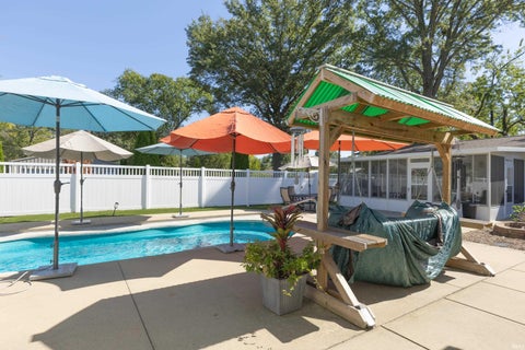 Tiny photo for 1324 Rosemarie Avenue, Evansville, IN 47715 (MLS # 202642101)