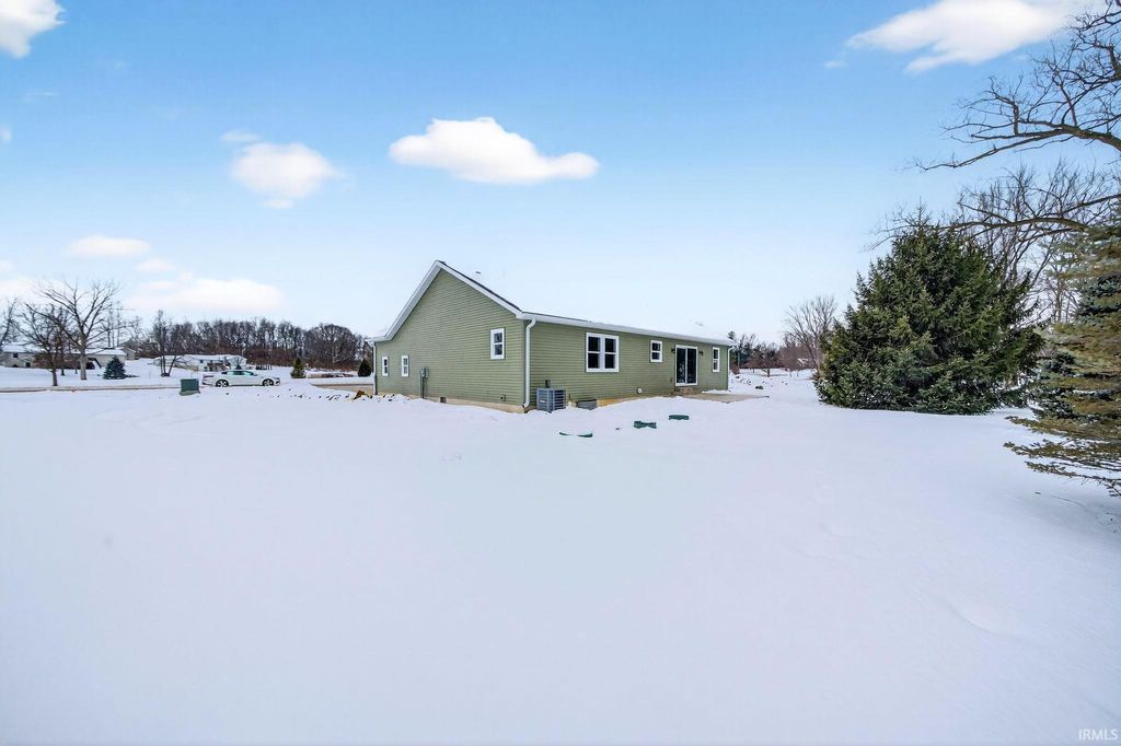 Photo of 11102 N Dogleg Dr E, Syracuse, IN 46567 (MLS # 202604148)