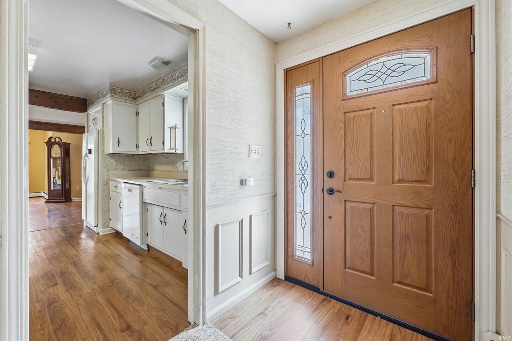Photo of 1509 Lake Forest Drive, Fort Wayne, IN 46815 (MLS # 202619309)
