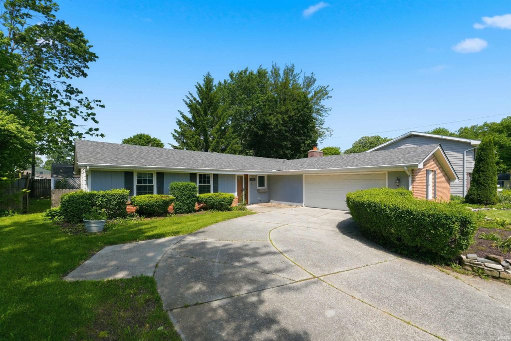 Photo of 1509 Lake Forest Drive, Fort Wayne, IN 46815 (MLS # 202619309)