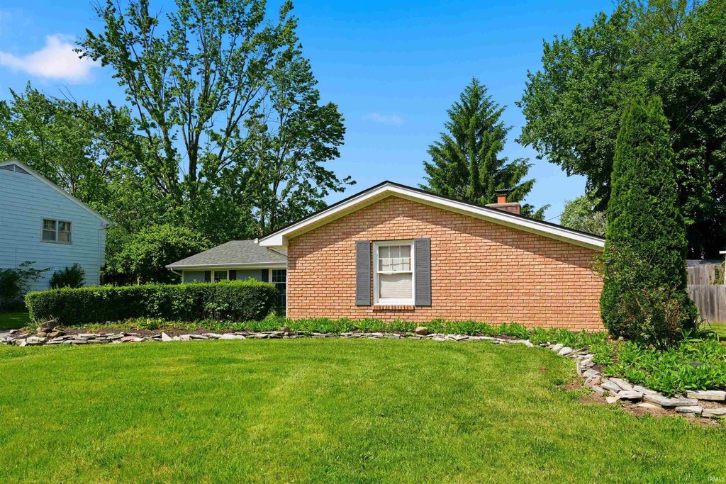 Photo of 1509 Lake Forest Drive, Fort Wayne, IN 46815 (MLS # 202619309)