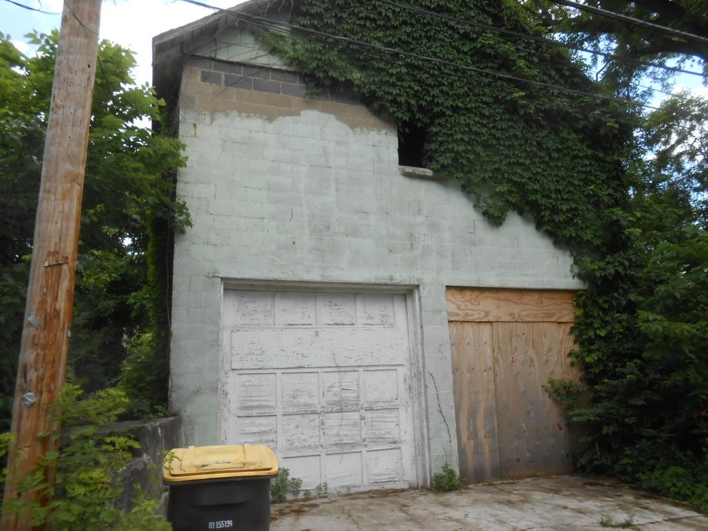 Photo of 2434 thompson Avenue, Fort Wayne, IN 46807 (MLS # 202624133)