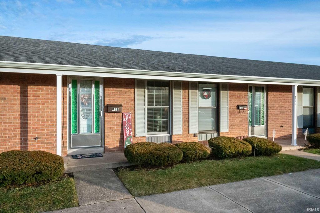 Photo of 812 Berkley Circle, Mishawaka, IN 46544 (MLS # 202601435)