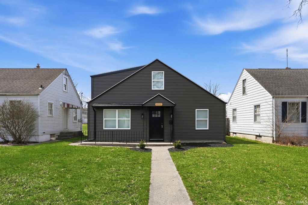 Photo of 4018 S Park Drive, Fort Wayne, IN 46806 (MLS # 202609944)