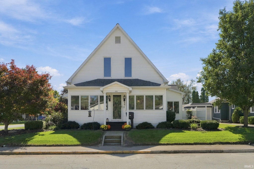 Photo of 532 E Central AVE, Bluffton, IN 46714 (MLS # 202642259)