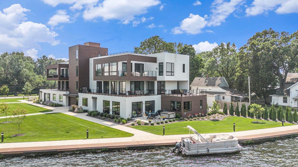 Photo of 950 E Jackson Boulevard #102, Elkhart, IN 46516 (MLS # 202602364)