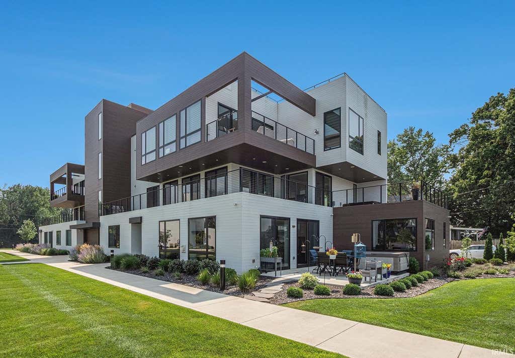 Photo of 950 E Jackson Boulevard #102, Elkhart, IN 46516 (MLS # 202602364)