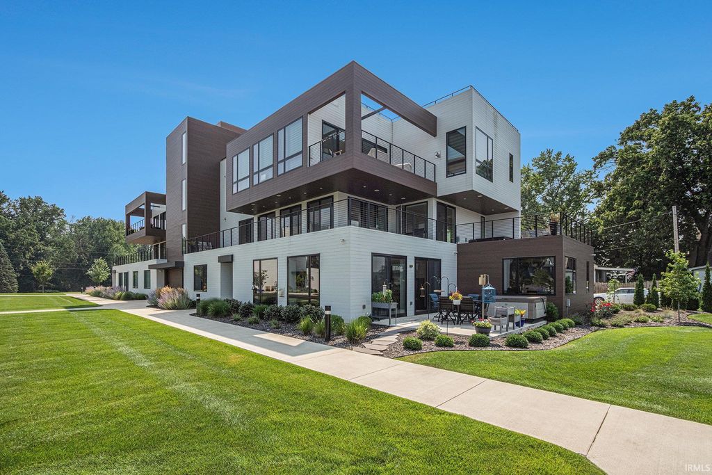 Photo of 950 E Jackson Boulevard #102, Elkhart, IN 46516 (MLS # 202602364)