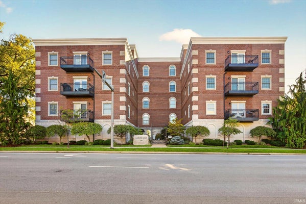500 N WALNUT ST APT 403, BLOOMINGTON, IN 47404 - Image b0cf829a1ca5351eecdd2e49e0ff3497/2498593384