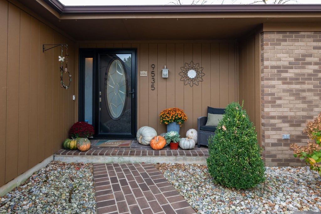 Photo of 9535 Camberwell Drive, Fort Wayne, IN 46804 (MLS # 202644460)