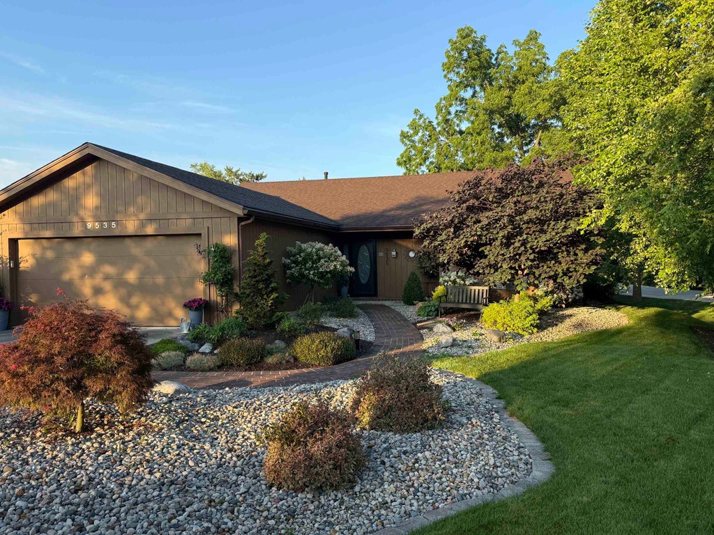 Photo of 9535 Camberwell Drive, Fort Wayne, IN 46804 (MLS # 202644460)