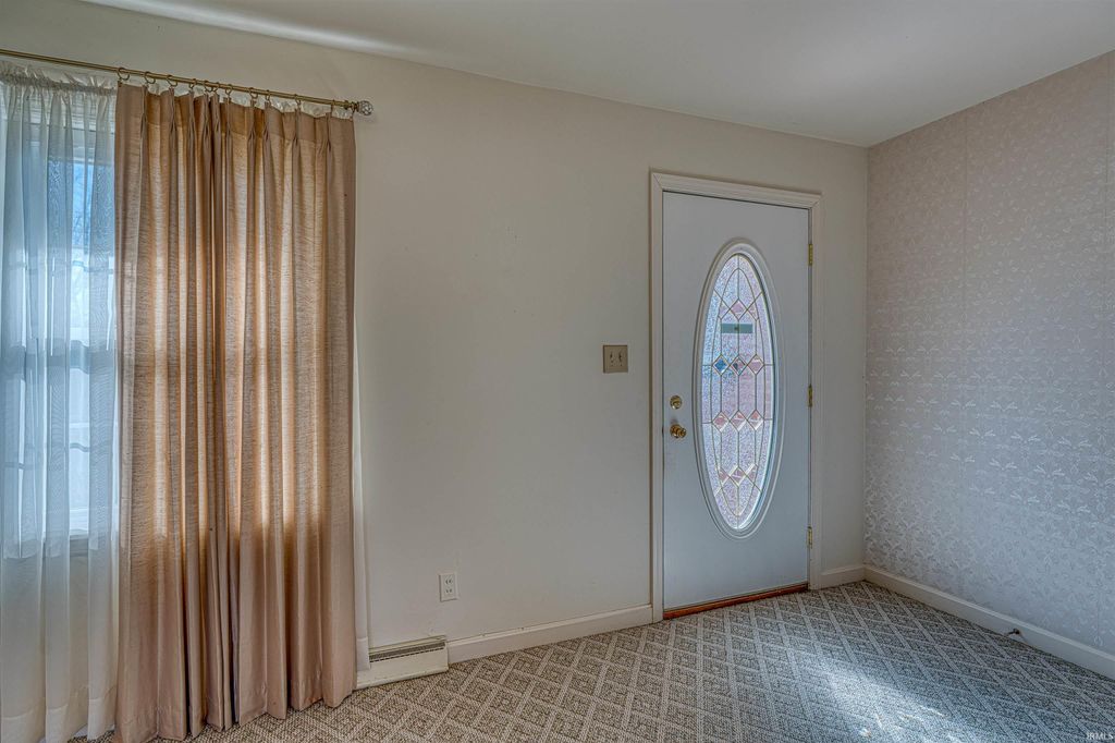 Photo of 821 E LINCOLN Avenue, Mount Vernon, IN 47620 (MLS # 202548340)