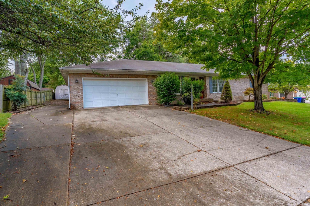 Photo of 5433 Crestwood Drive, Newburgh, IN 47630 (MLS # 202637387)