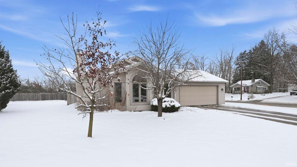 Photo of 1525 Fall Creek Parkway, Fort Wayne, IN 46808 (MLS # 202547936)