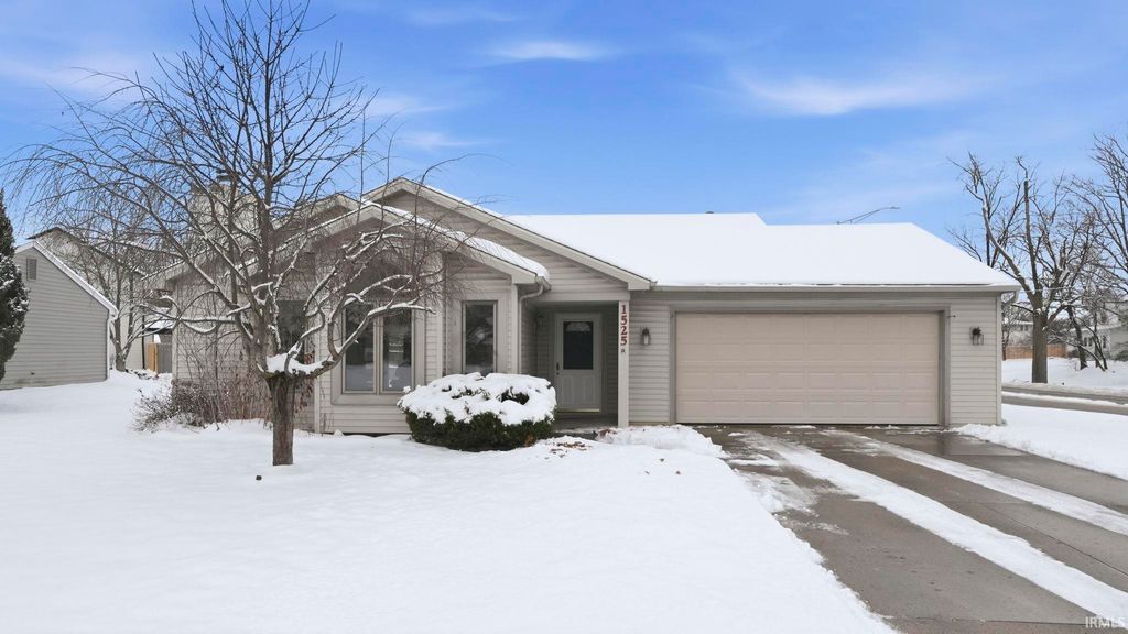 Photo of 1525 Fall Creek Parkway, Fort Wayne, IN 46808 (MLS # 202547936)