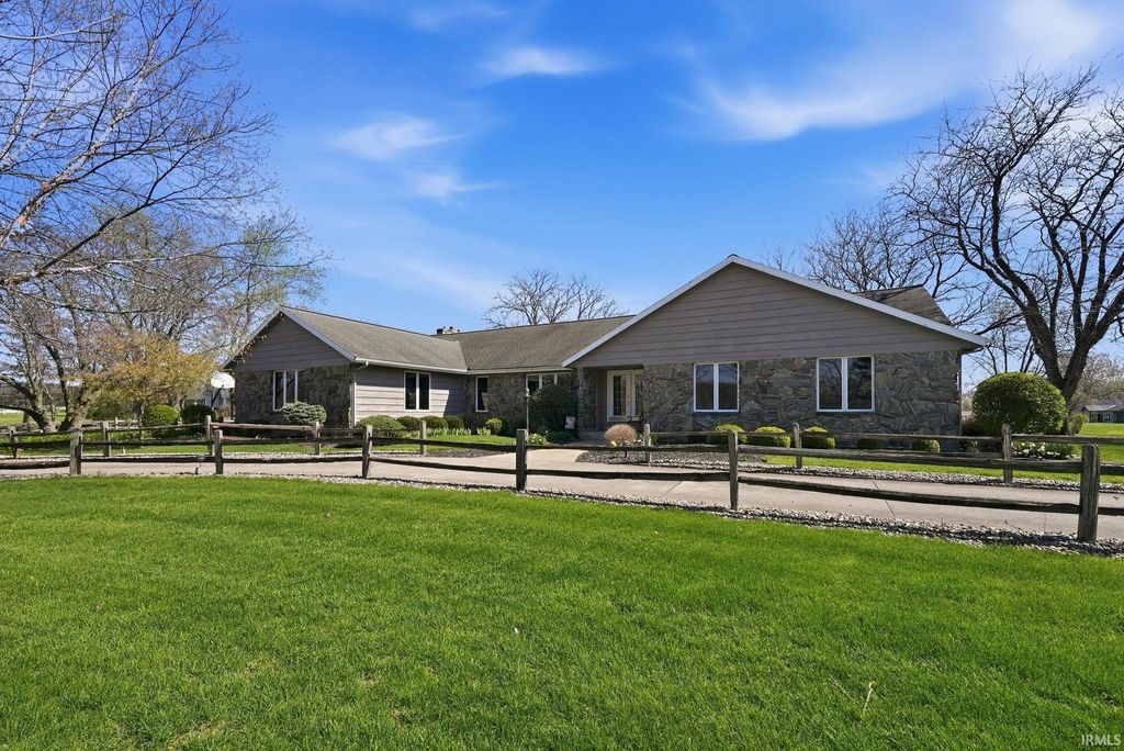 Photo of 1690 E 250 N, Bluffton, IN 46714 (MLS # 202615135)