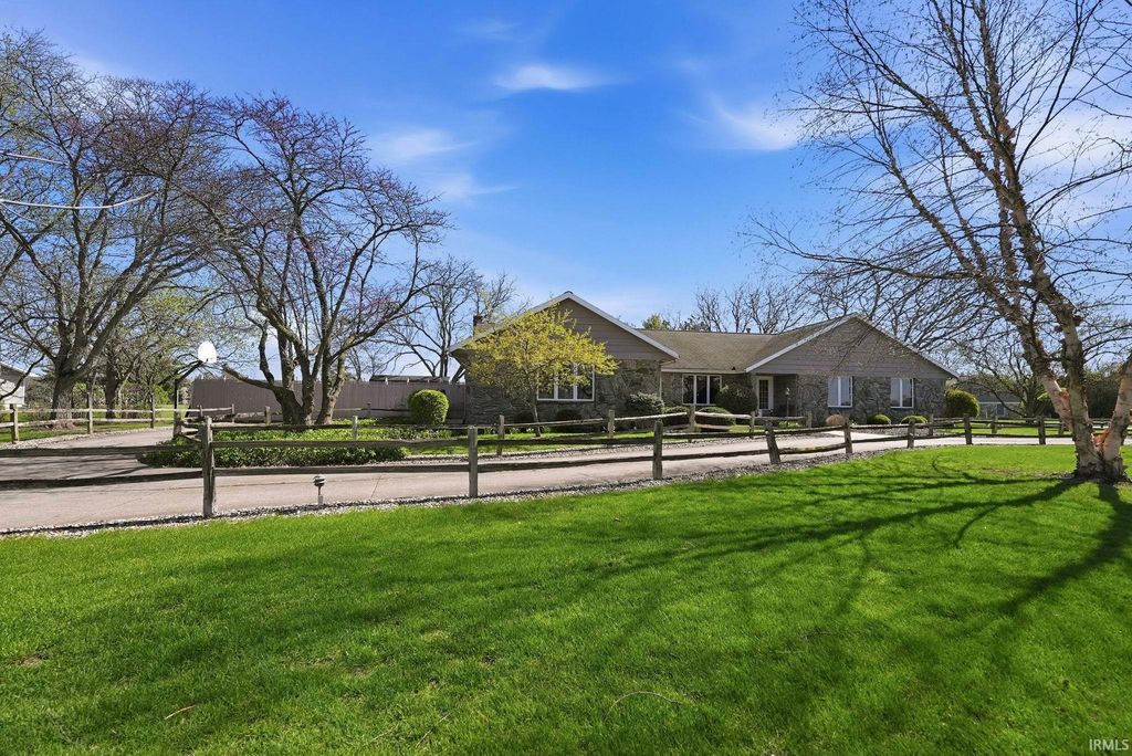 Photo of 1690 E 250 N, Bluffton, IN 46714 (MLS # 202615135)