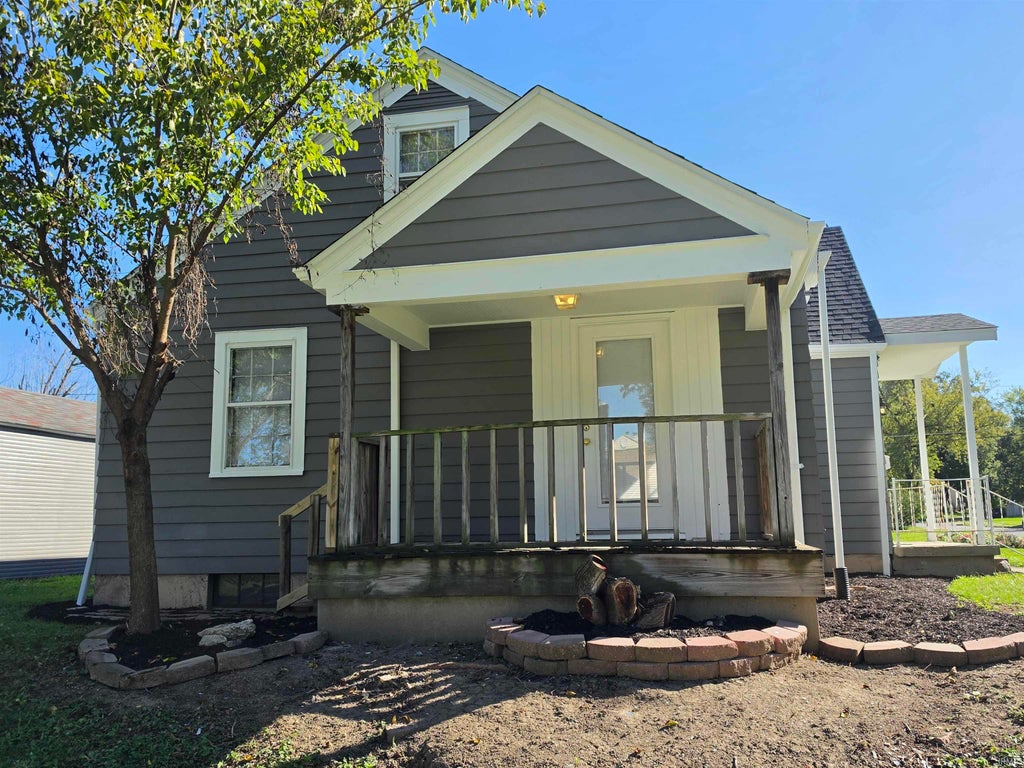 Photo of 130 W Fleming Avenue, Fort Wayne, IN 46807 (MLS # 202641363)