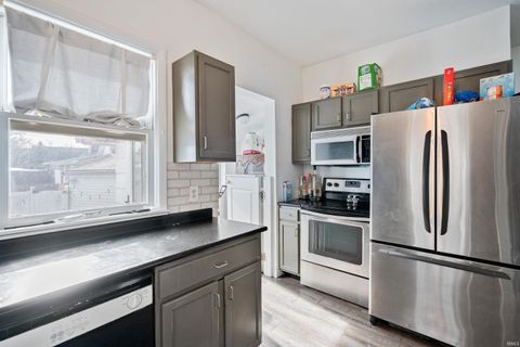 Tiny photo for 419 W Jefferson Street, Kokomo, IN 46901 (MLS # 202549205)