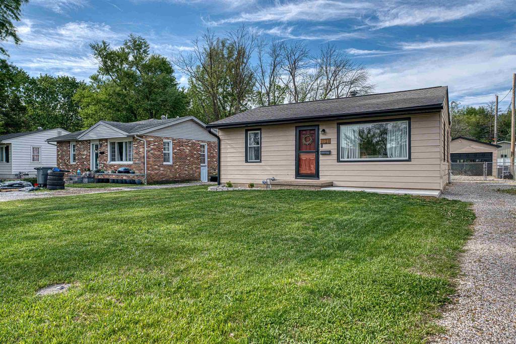 Photo of 1129 W Heerdink Avenue, Evansville, IN 47710 (MLS # 202616587)