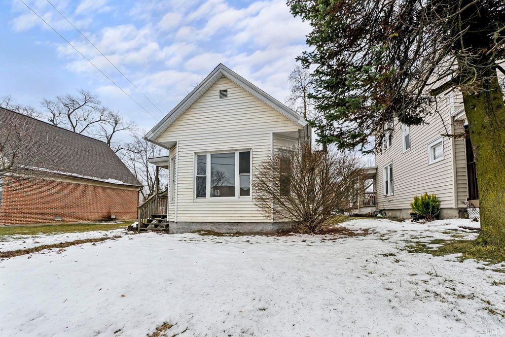 Photo of 1514 E Creighton Avenue, Fort Wayne, IN 46803 (MLS # 202548598)