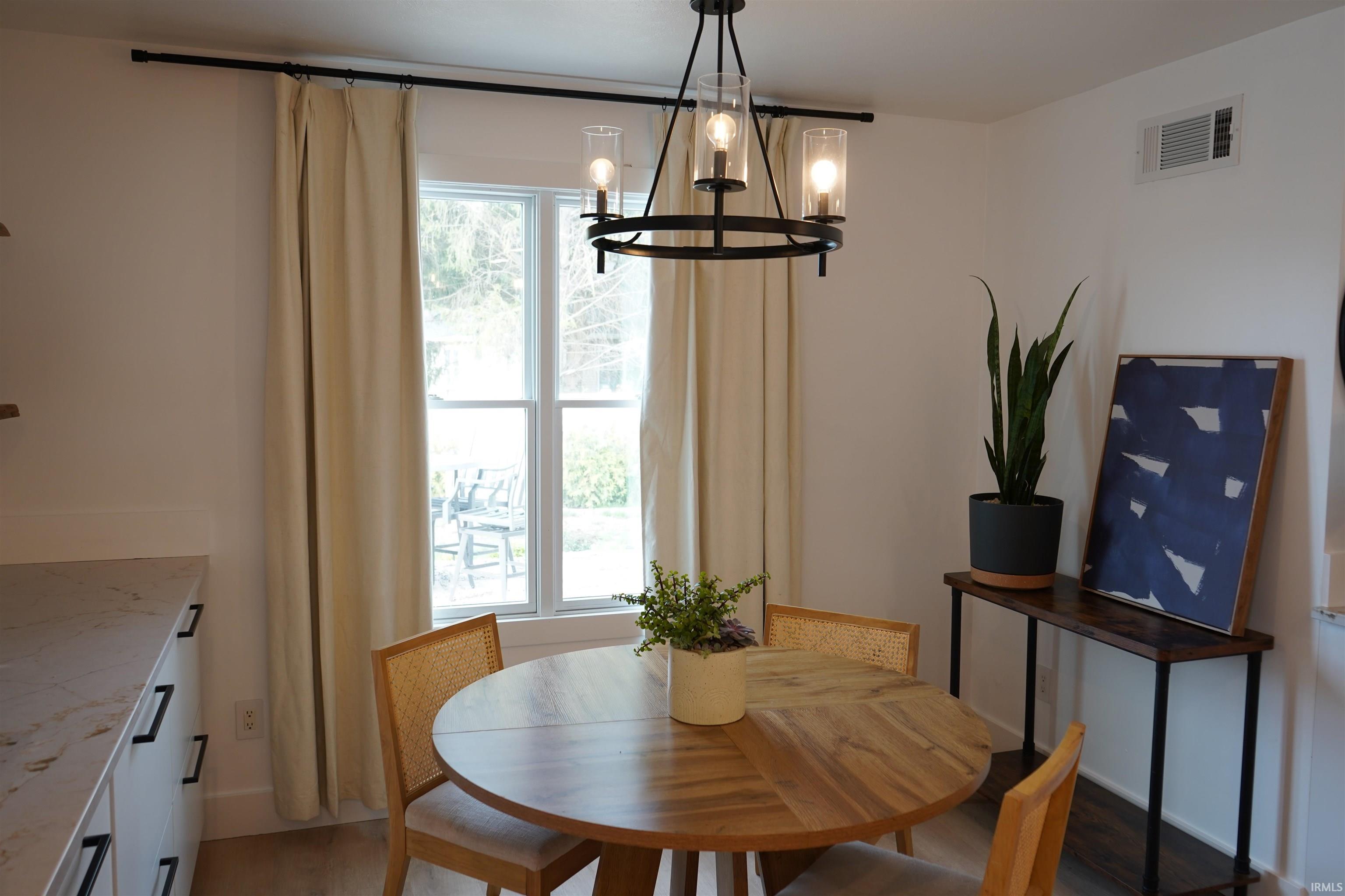 Elkhart, Indiana 46528, United States, 3 Bedrooms Bedrooms, ,3 BathroomsBathrooms,Residential,Active,213667