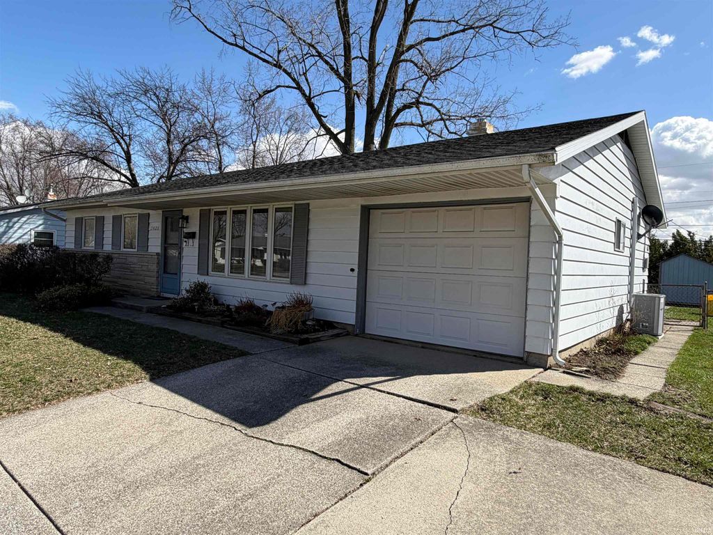 Photo of 7425 Kinightswood Drive, Fort Wayne, IN 46819 (MLS # 202610226)