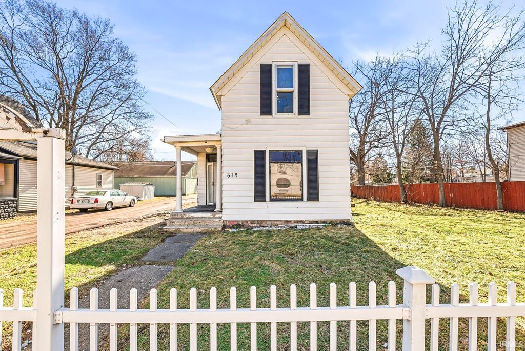 Photo of 619 W Indiana Avenue, Elkhart, IN 46516 (MLS # 202606725)