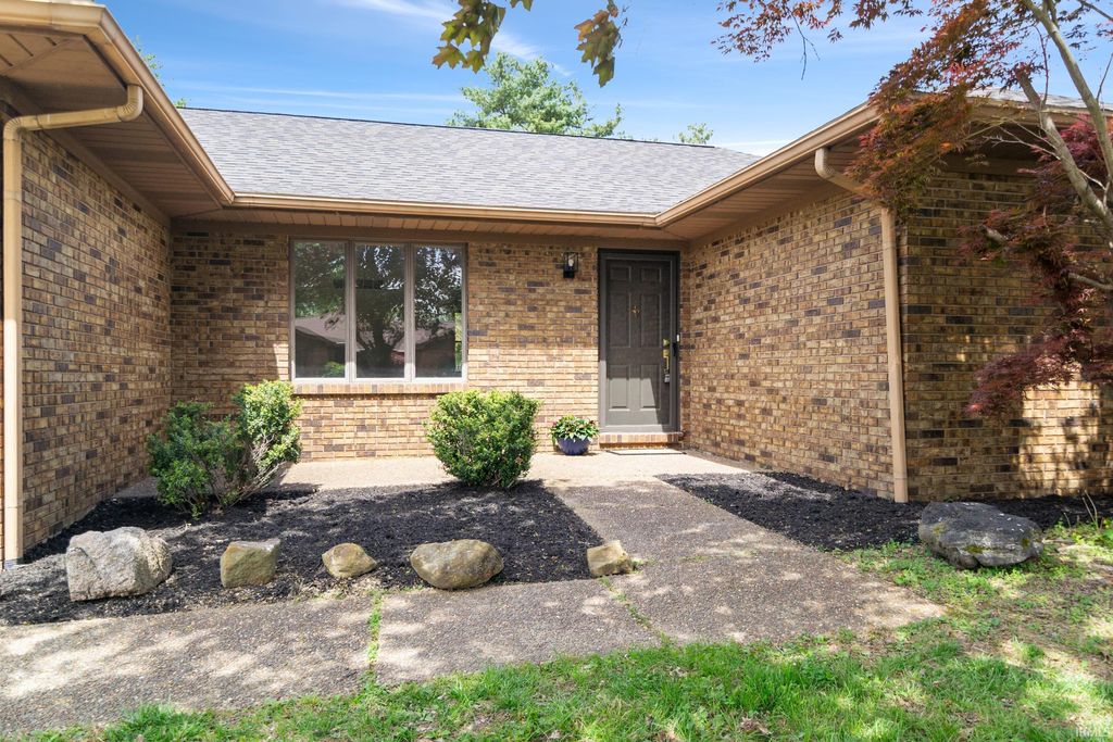 Photo of 8224 E Heritage Drive, Evansville, IN 47715 (MLS # 202612936)