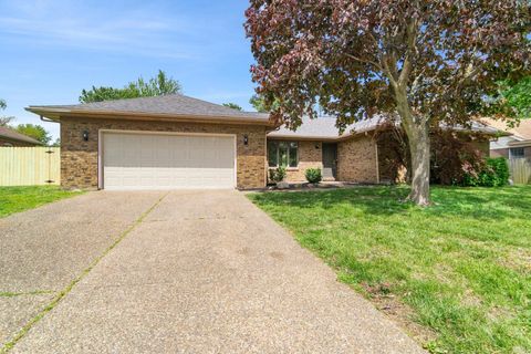 Photo of 8224 E Heritage Drive, Evansville, IN 47715 (MLS # 202612936)