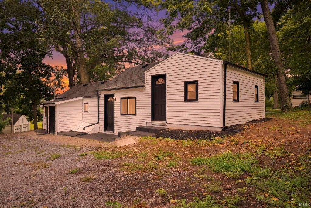 Photo of 3240 W Shoreline Drive, Columbia City, IN 46725 (MLS # 202632572)