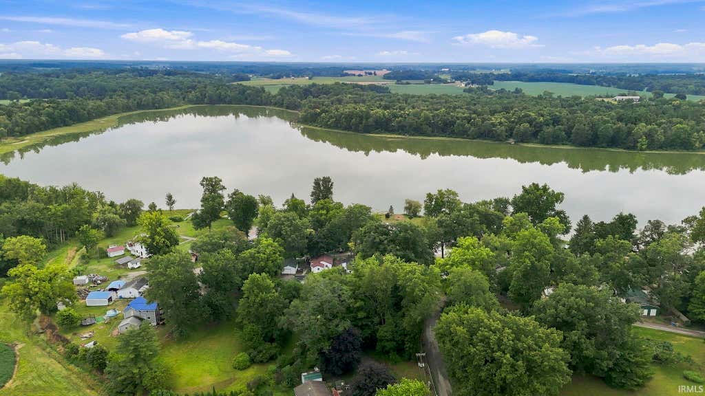 Photo of 3240 W Shoreline Drive, Columbia City, IN 46725 (MLS # 202632572)