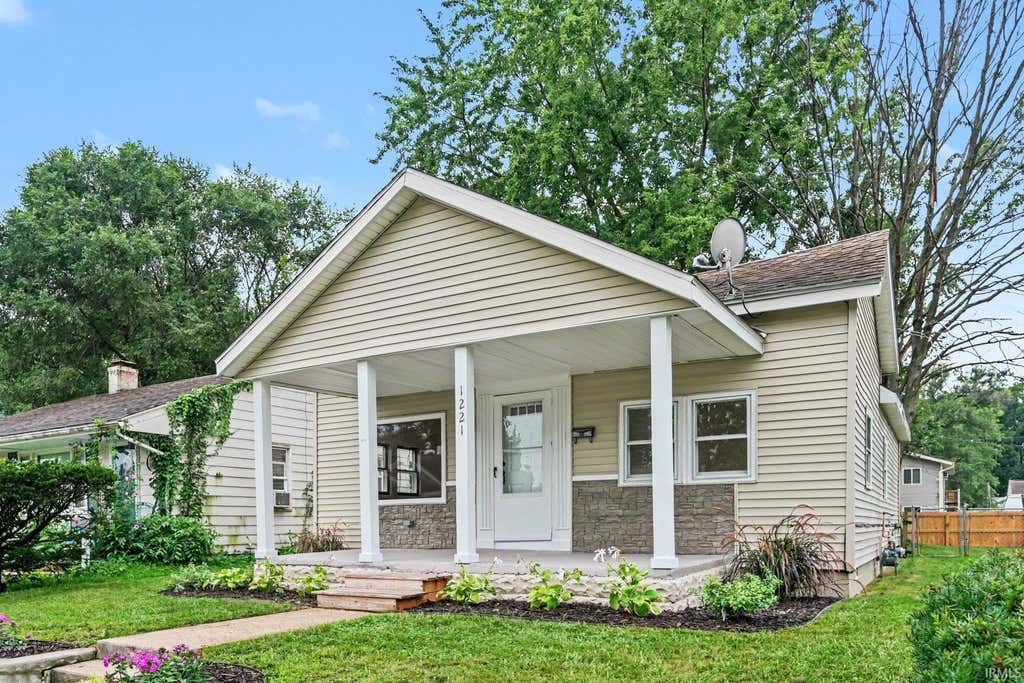 Photo of 1221 S 32 Street, South Bend, IN 46615 (MLS # 202633361)