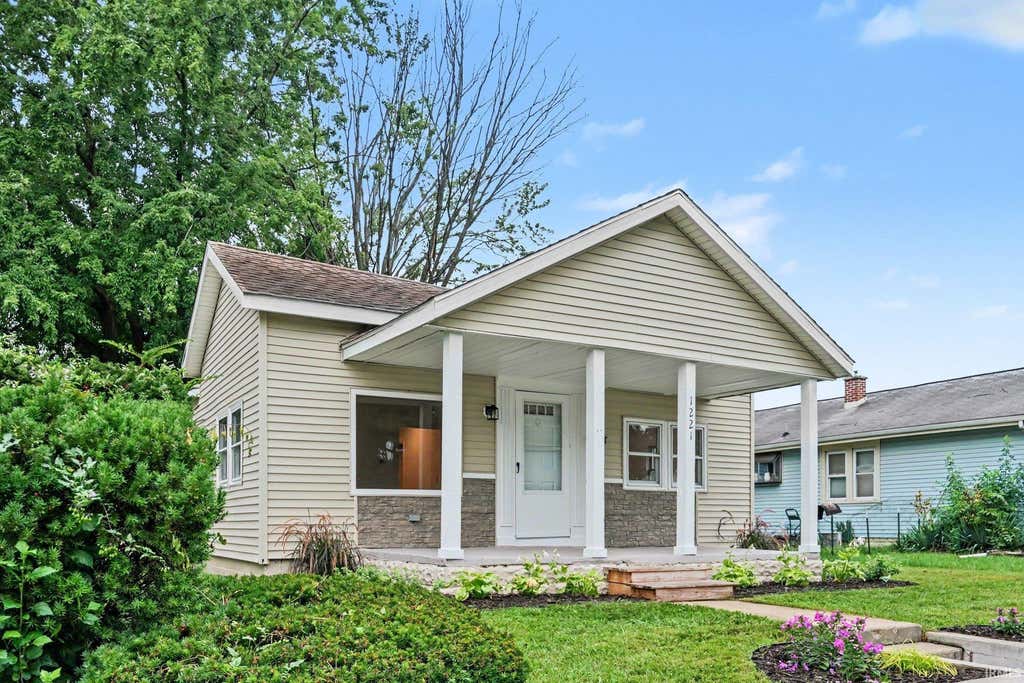 Photo of 1221 S 32 Street, South Bend, IN 46615 (MLS # 202633361)