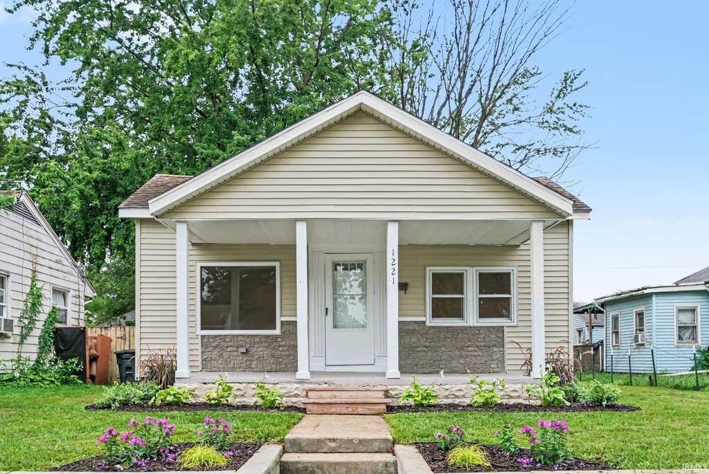 Photo of 1221 S 32 Street, South Bend, IN 46615 (MLS # 202633361)