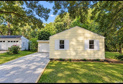 Tiny photo for 55405 Glenn Road, South Bend, IN 46628 (MLS # 202635227)
