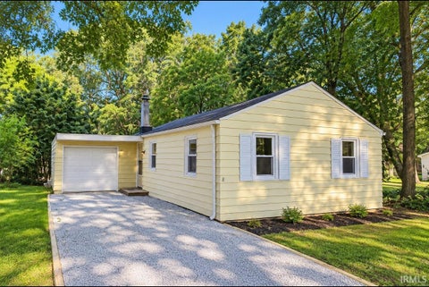 Tiny photo for 55405 Glenn Road, South Bend, IN 46628 (MLS # 202635227)