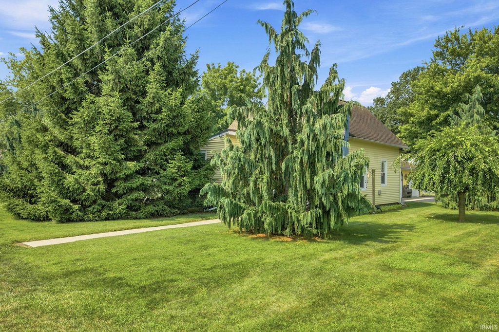 Photo of 68 W 150 S, Bringhurst, IN 46913 (MLS # 202629244)