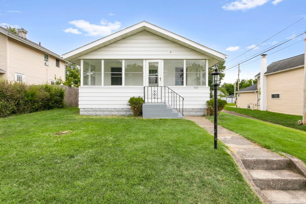 Photo of 722 S 36Th Street, South Bend, IN 46615 (MLS # 202635285)