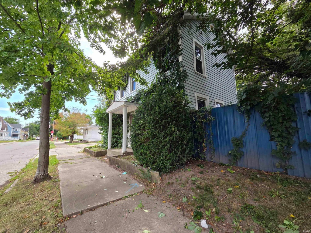 Photo of 211 S Cherry Street, Muncie, IN 47305 (MLS # 202639005)