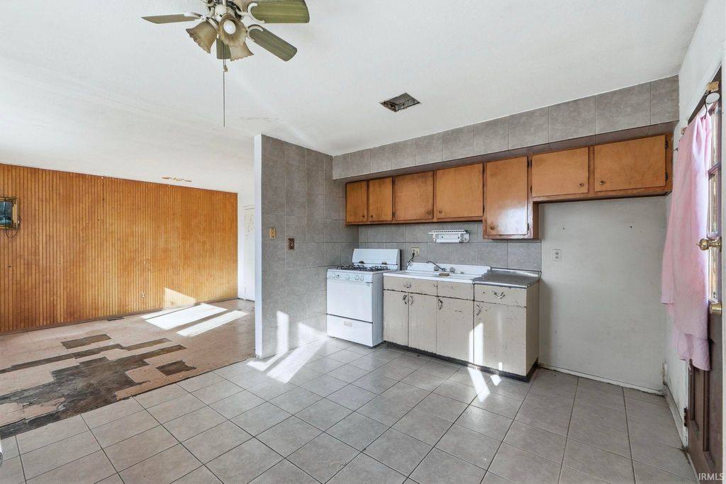 Photo of 1842 Kinsmoor Avenue, Fort Wayne, IN 46809 (MLS # 202545998)