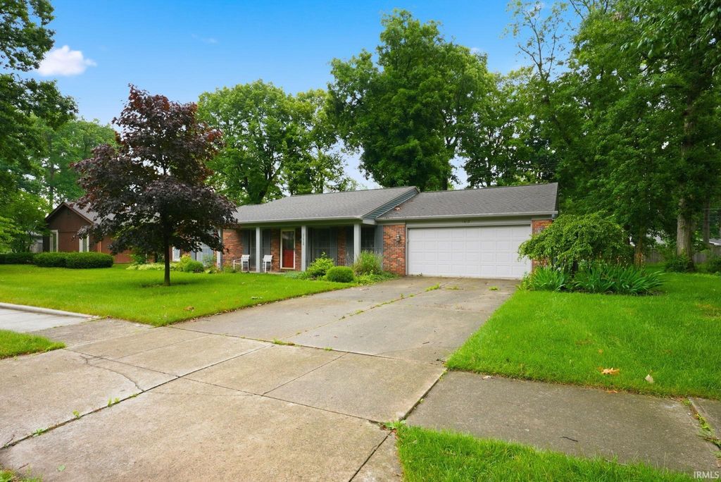 Photo of 1612 Benham Drive, Fort Wayne, IN 46815 (MLS # 202625354)