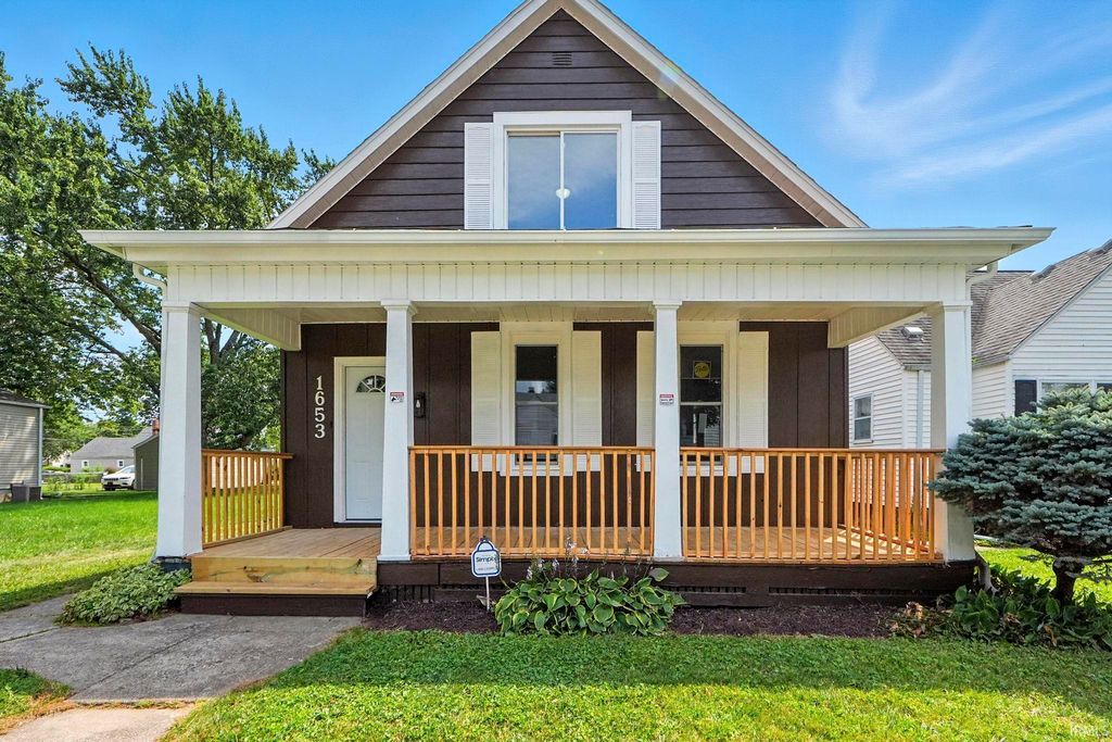 Photo of 1653 Rosemont Drive, Fort Wayne, IN 46808 (MLS # 202549651)