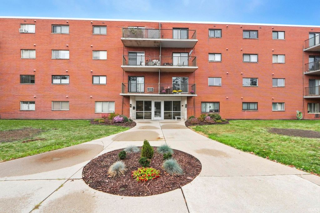 Photo of 2927 Westbrook Drive #B310, Fort Wayne, IN 46805 (MLS # 202542107)