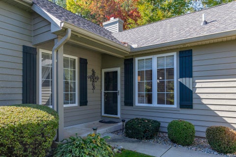 Tiny photo for 1609 S Lake George Drive, Mishawaka, IN 46545 (MLS # 202642401)