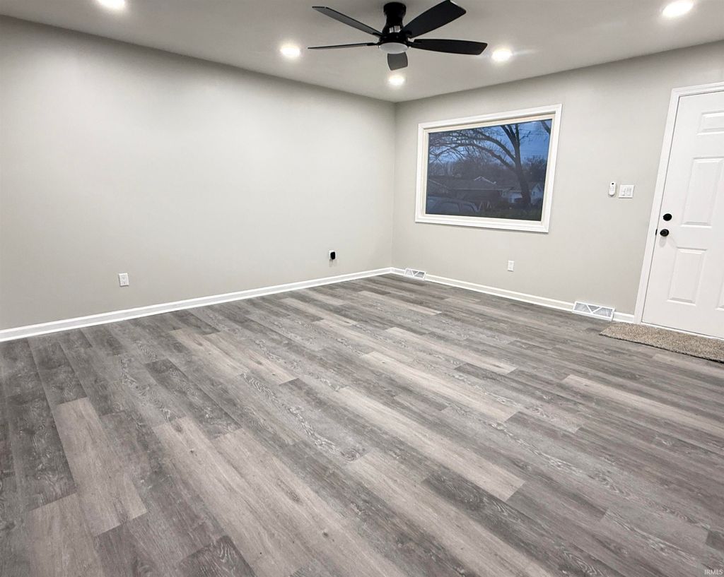 Photo of 201 E Russ Avenue, Mishawaka, IN 46545 (MLS # 202549736)