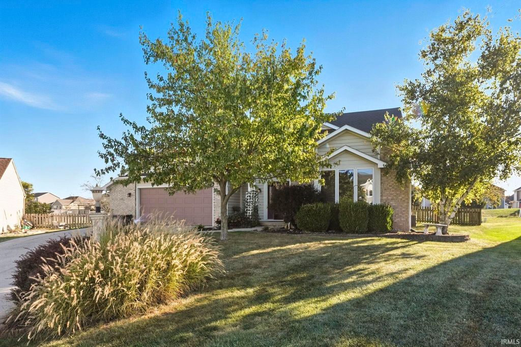 Photo of 3113 Pinoak Court, Fort Wayne, IN 46814 (MLS # 202539713)