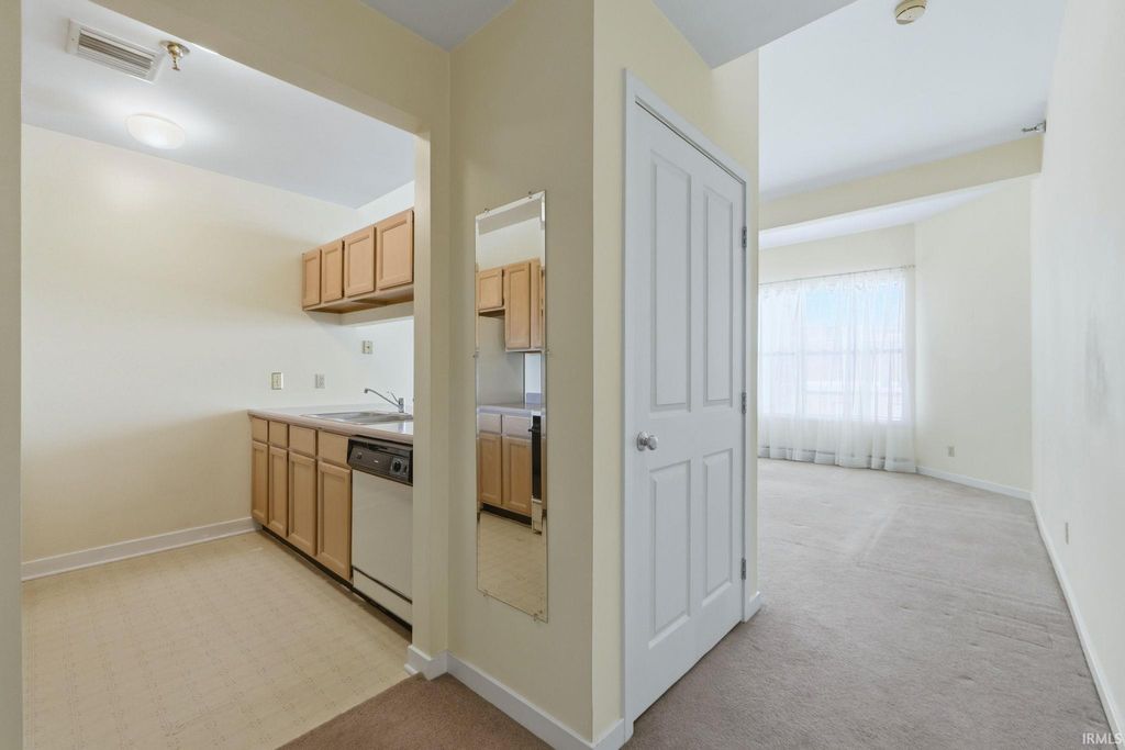 Photo of 113 W Wayne Street #412, Fort Wayne, IN 46802 (MLS # 202608023)