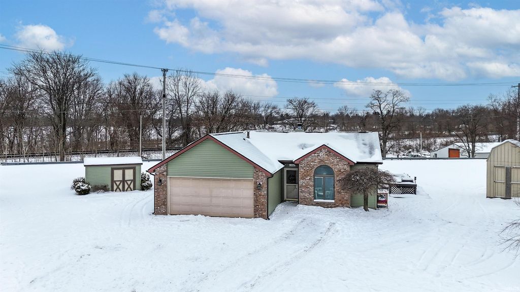 Photo of 1402 Fairview Run, Kendallville, IN 46755 (MLS # 202603178)