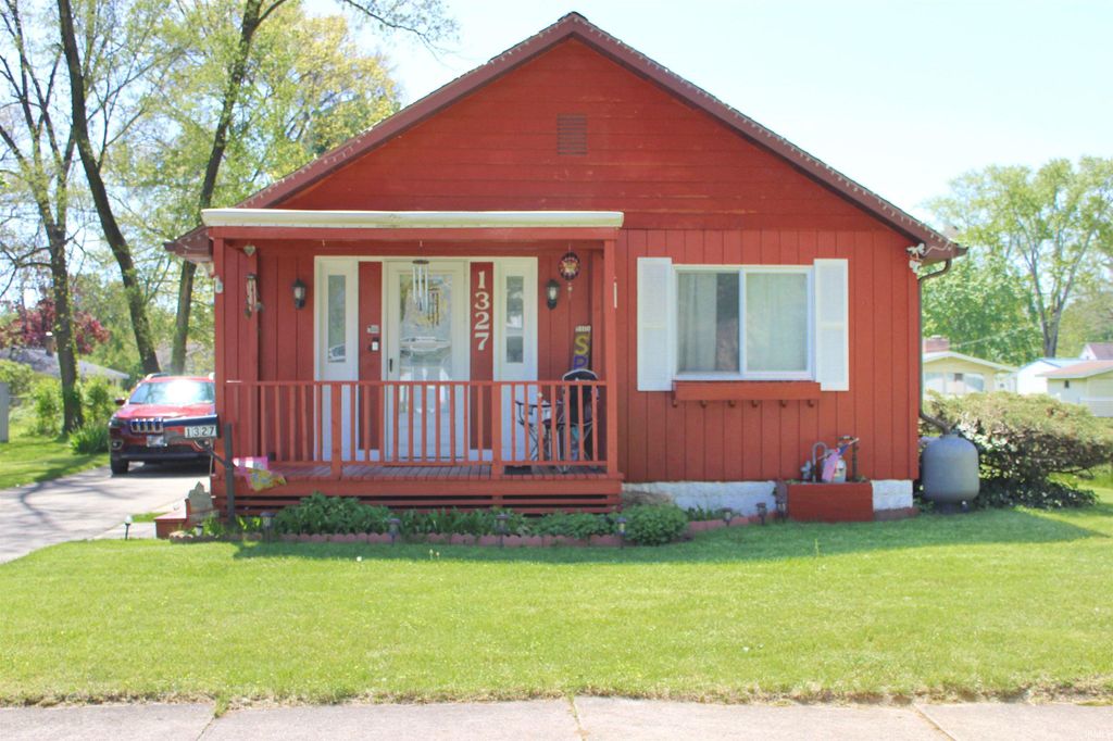 Photo of 1327 Mcpherson Street, Elkhart, IN 46514 (MLS # 202617588)